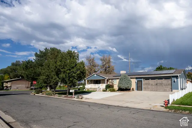 8613 S Vaquero Dr E, Sandy, UT 84094 - #2