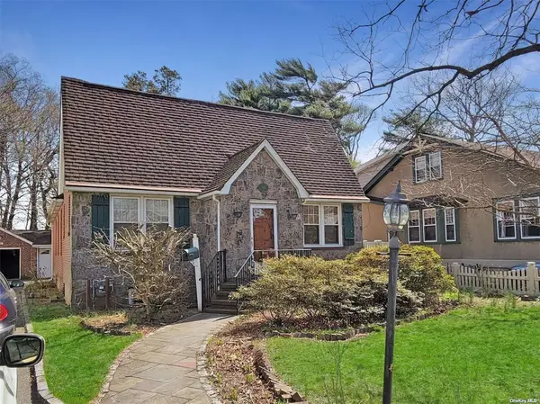 138 Hewlett Avenue, Merrick, NY 11566