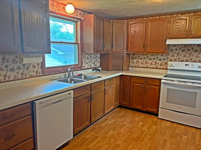 105 N HENDREN AVENUE, Greenwood, WI 54449 - #3