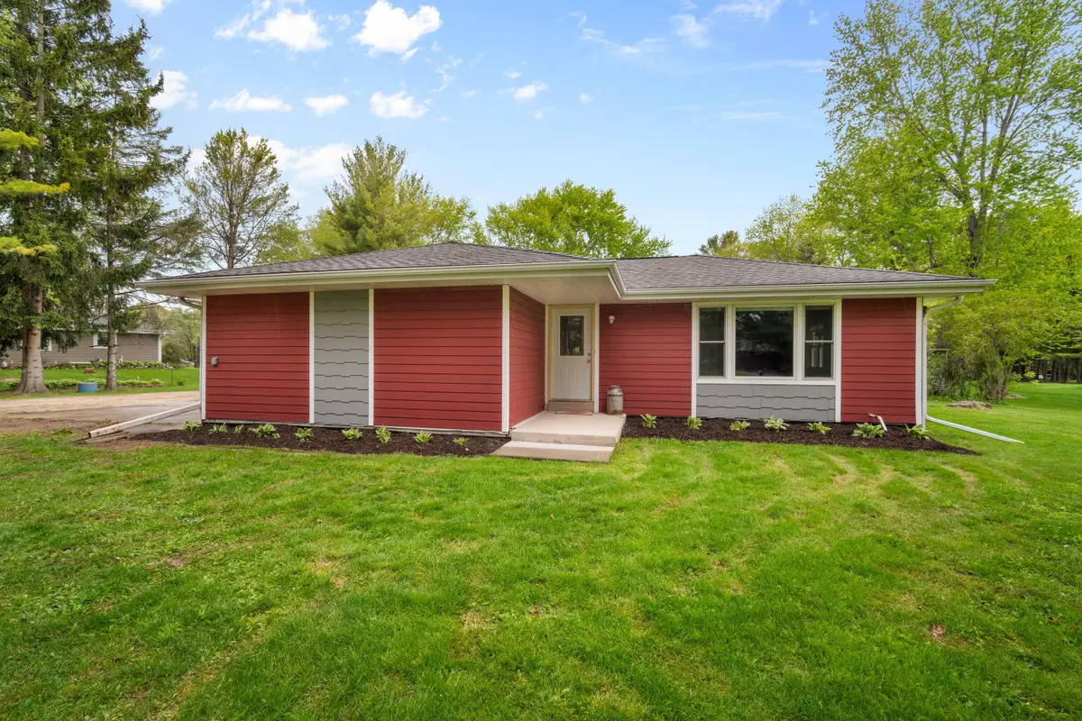 3013 El Camino Dr, Jackson, WI 53012 - #1