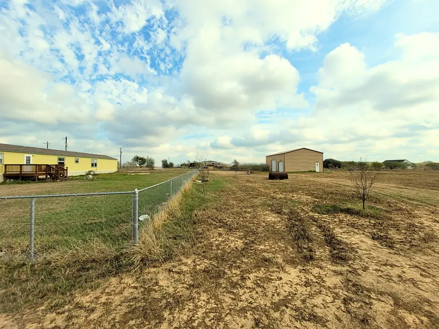 2072 County Road 421, Stockdale, TX 78160 - Image #2