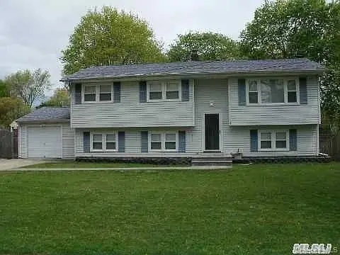 147 Coates Avenue N, Holbrook, NY 11741