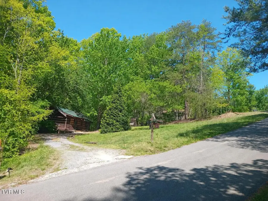 2208 Lake View Ln, Sevierville, TN 37876 - #2