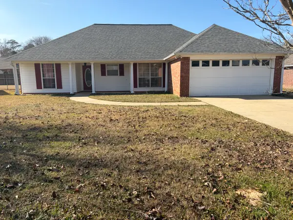 30 Lacey Dr., Hooks, TX 75561