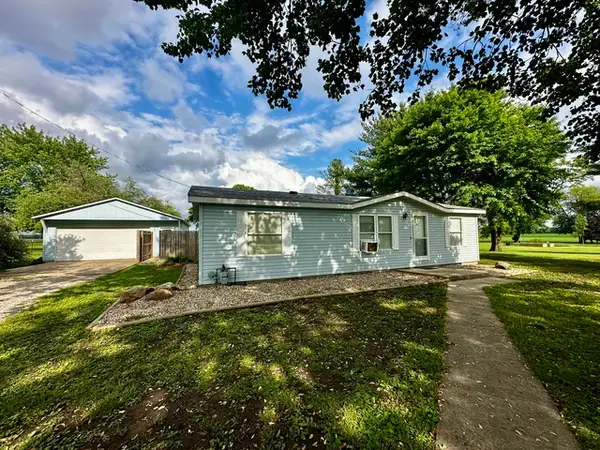 1008 Bloomington Street, Dewitt, IL 61735