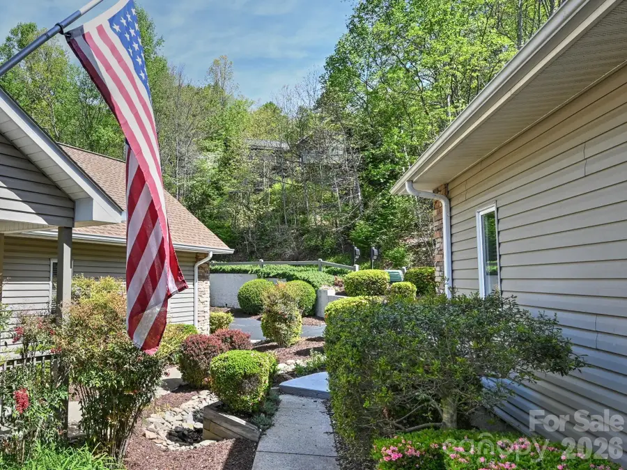 2208 E Cumming Woods Lane, Hendersonville, NC 28739 - #2