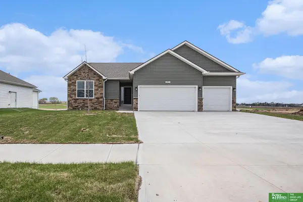 6851 Stony Point Drive, Papillion, NE 68133