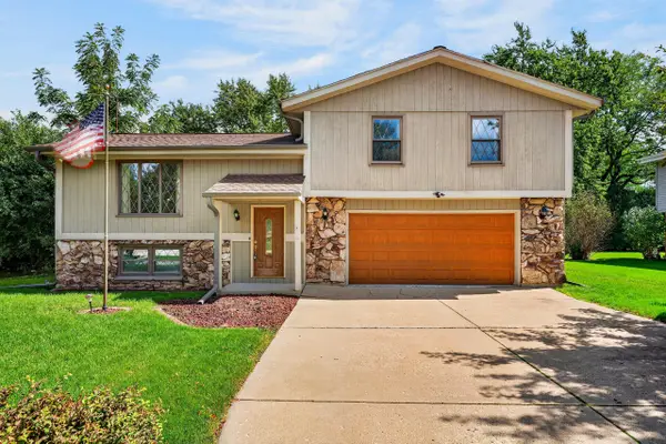 3560 S Oakdale Dr, New Berlin, WI 53151