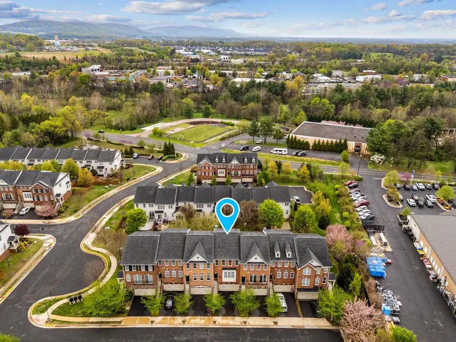 206 Croft Sq, Purcellville, VA 20132 - #2