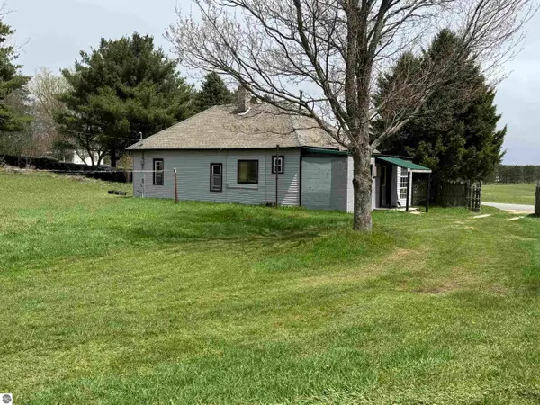 7031 N Raymond Road, Tustin, MI 49688
