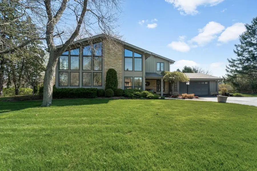 8570 W Hawthorne Ln, Franklin, WI 53132 - #2