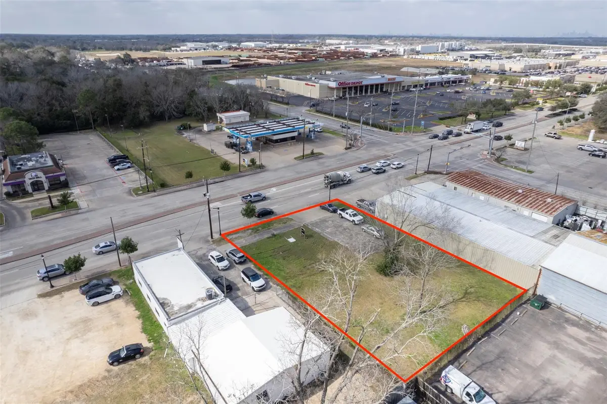 2107 N Main Street, Pearland, TX 77581 - #1