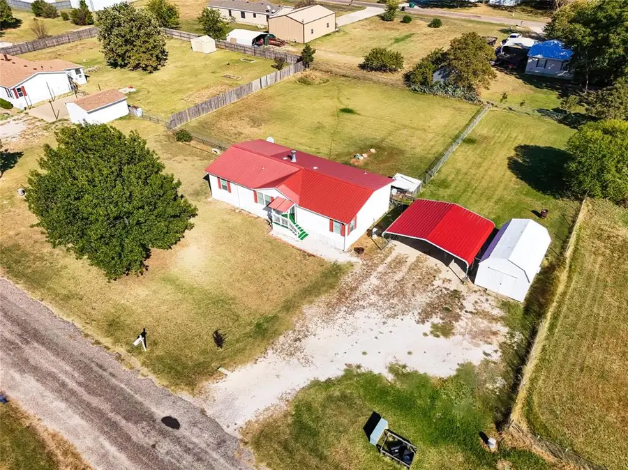 112 Pine Ridge Circle, Southmayd, TX 75092 - Image #2