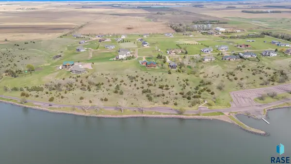26164 Reed Ct, Canistota, SD 57012