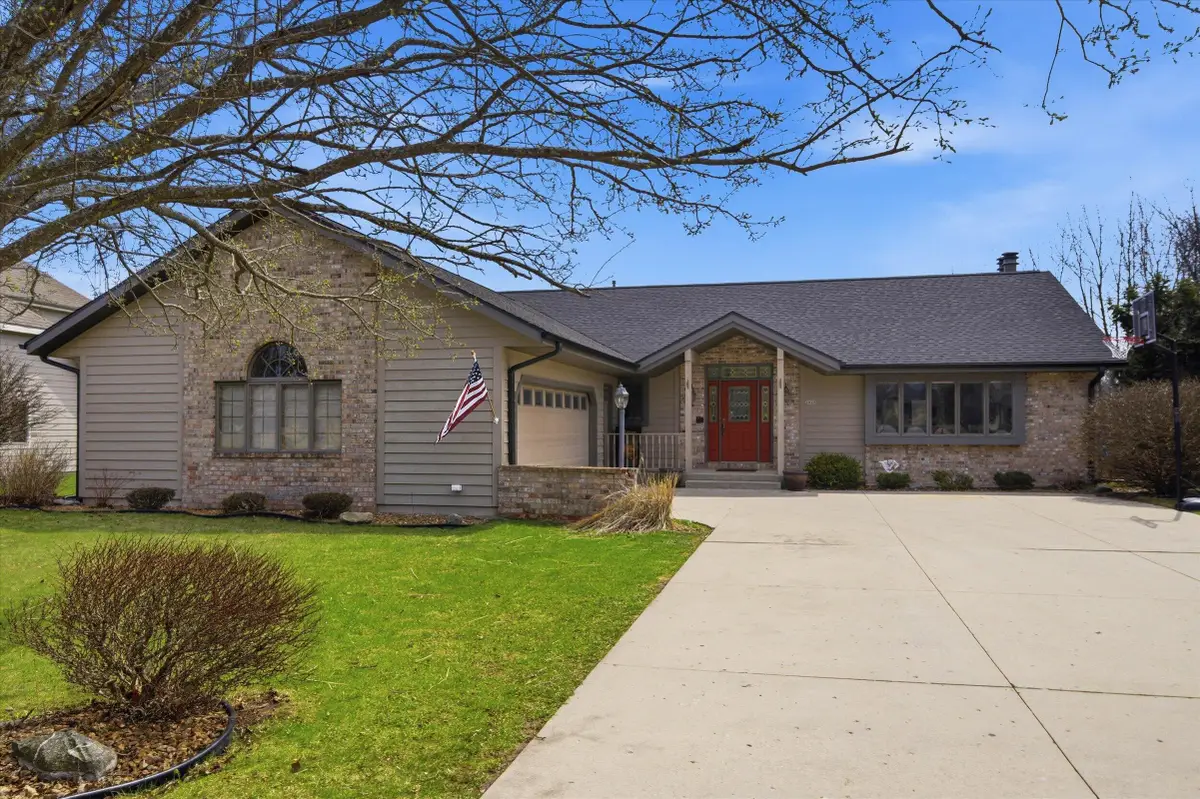 2029 White Pine Ln, Sheboygan, WI 53083 - #1