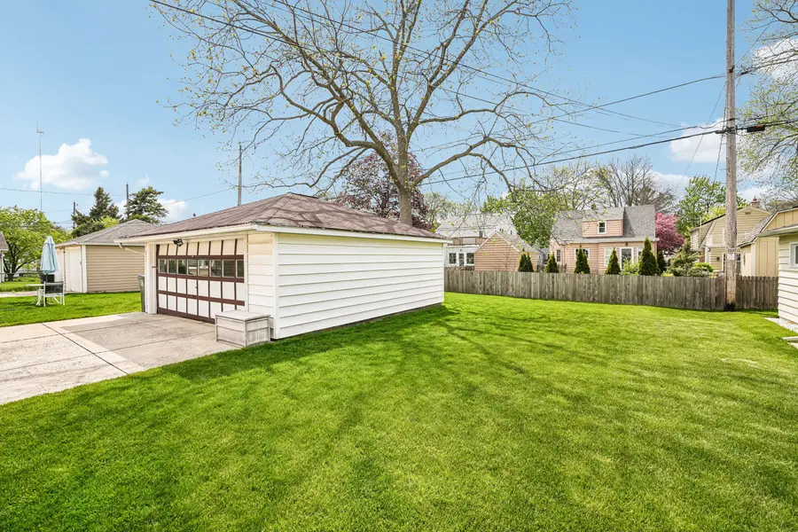 4949 N Idlewild Ave, Whitefish Bay, WI 53217 - #3