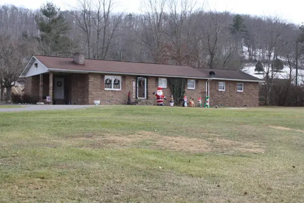 62 Howards Branch, Hinton, WV 25951