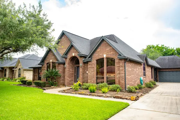 105 Indian Paintbrush, Lake Jackson, TX 77566
