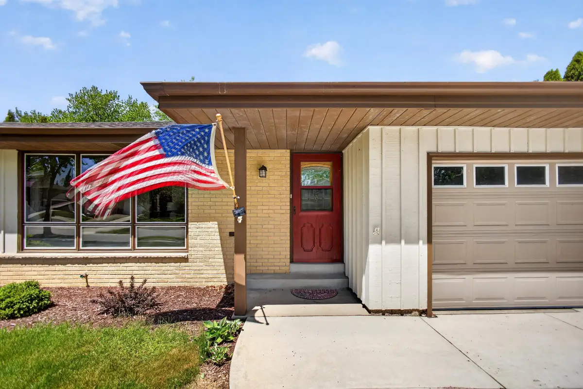 508 Whitegate Dr, Saukville, WI 53080 - #1