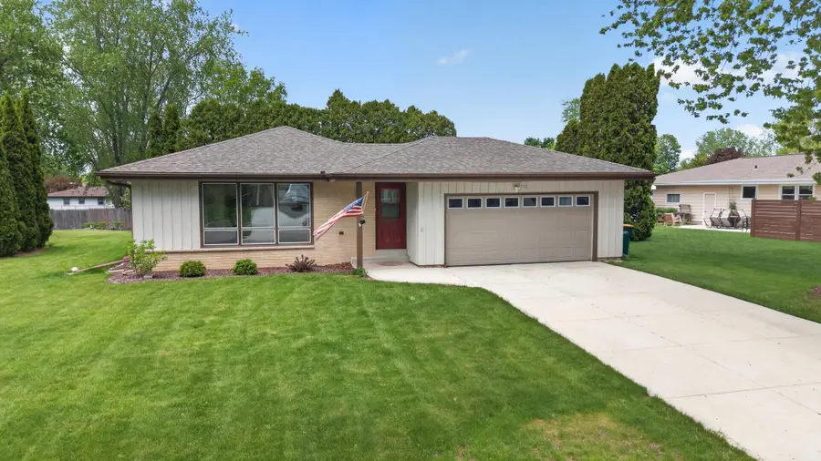 508 Whitegate Dr, Saukville, WI 53080 - #2