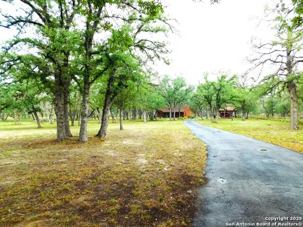 525 Cherry Ridge, Floresville, TX 78114