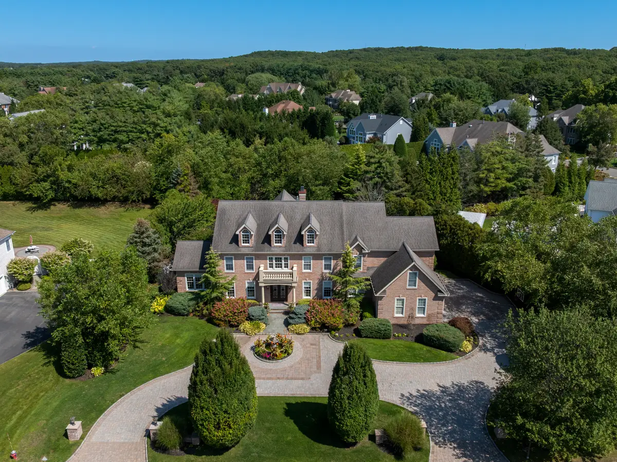 23 Legends Circle, Melville, NY 11747 - Image #1