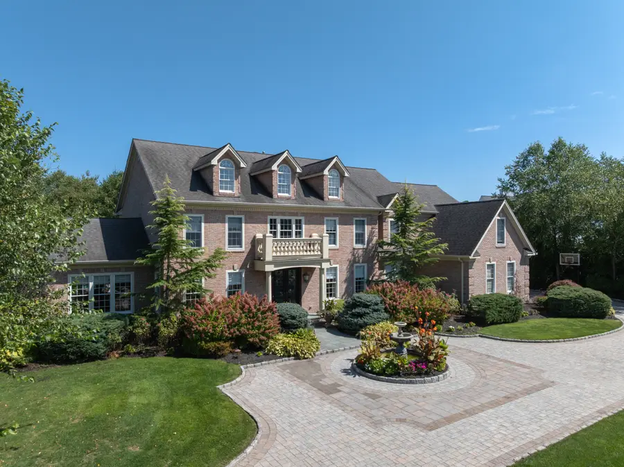 23 Legends Circle, Melville, NY 11747 - Image #3