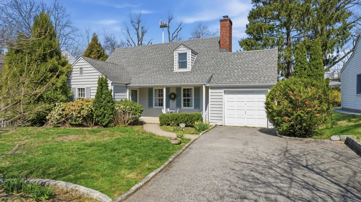 6 Derby Road, Port Washington, NY 11050 | Joyful Living by BHGRE