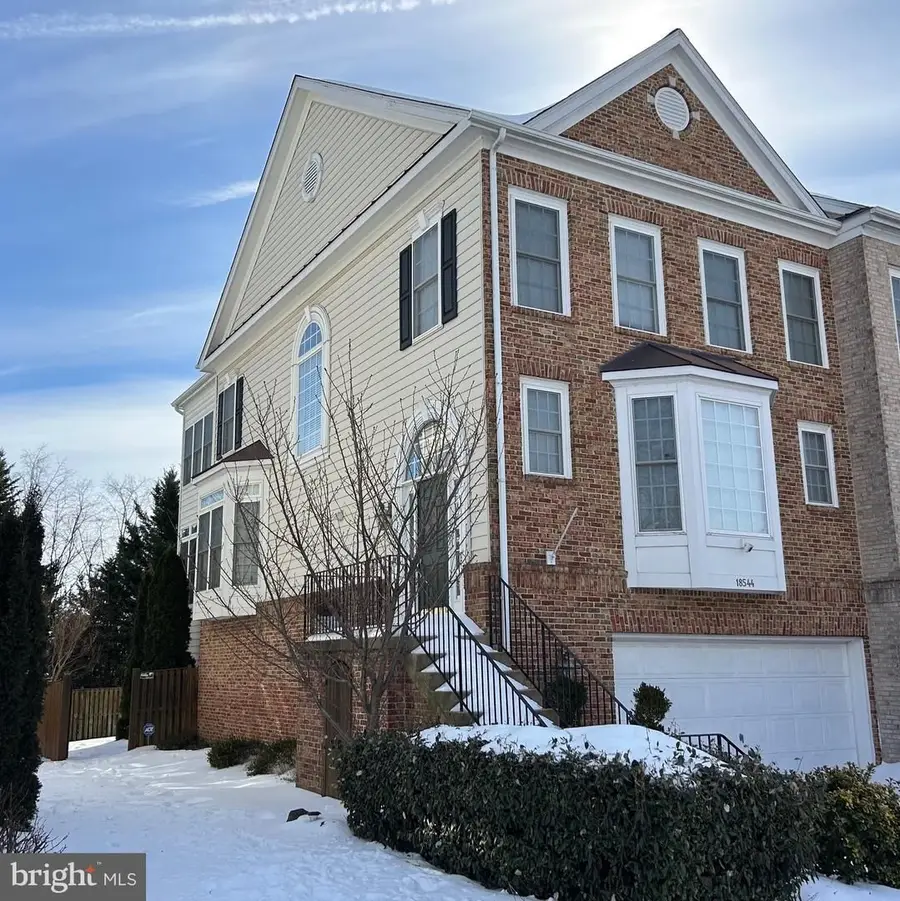 18544 Pineview Sq, Leesburg, VA 20176 - Image #2