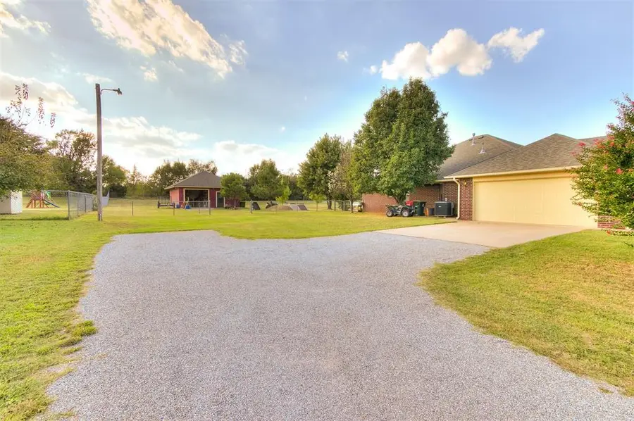 557 Locust Grove Drive, Blanchard, OK 73010 - Image #2