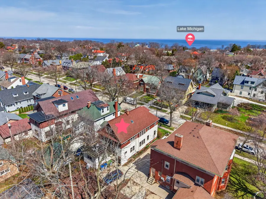 3313 N Summit Ave, Milwaukee, WI 53211 - #3