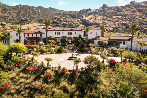 2940 Kuehner Drive, Simi Valley, CA 93063