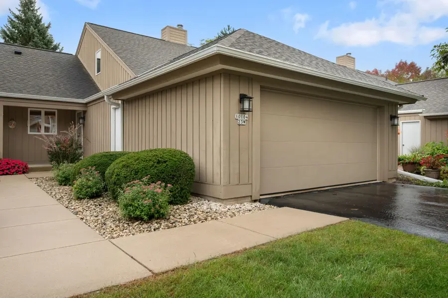 10104 N Gettysburg Ct, Mequon, WI 53092 - #2