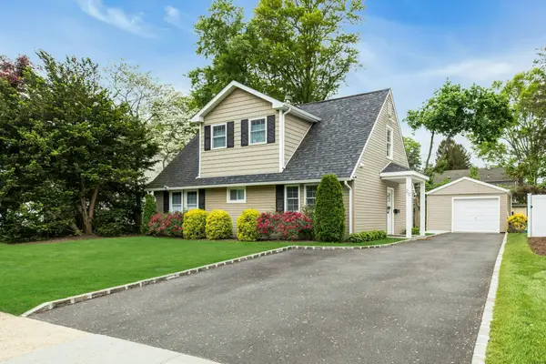 20 Robert Road, Glen Cove, NY 11542