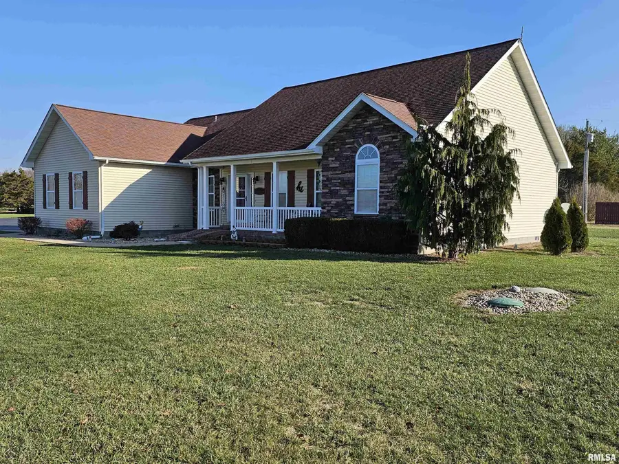 10586 N Spring Garden Lane, Mount Vernon, IL 62864 - Image #2