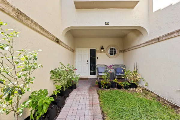 6822 Via Regina, Boca Raton, FL 33433