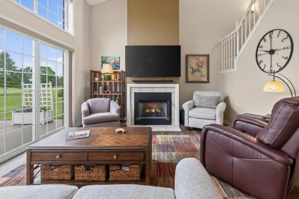 N16W26512 Golf View Ln, Pewaukee, WI 53072