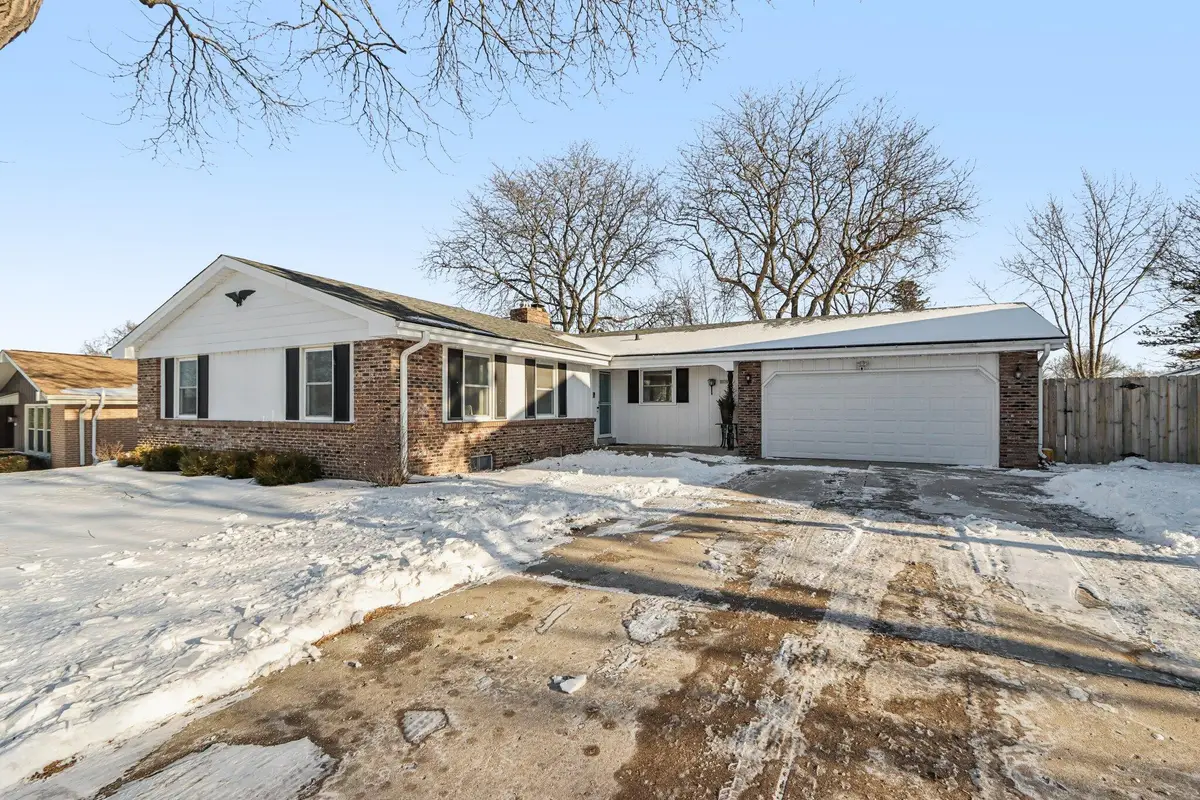 3570 S Russel Rd, New Berlin, WI 53151 - Image #1