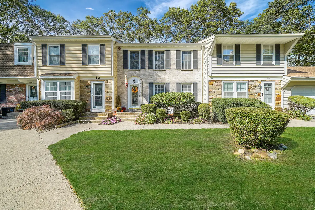 11 Bartlett Commons, Yaphank, NY 11980 - Image #1