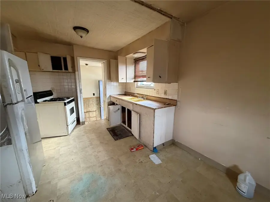 4549 Lee Road, Cleveland, OH 44128 - #3