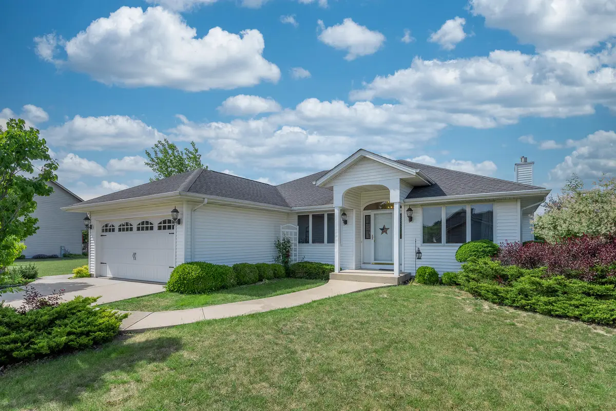 168 White Oak Ct, Union Grove, WI 53182 - #1