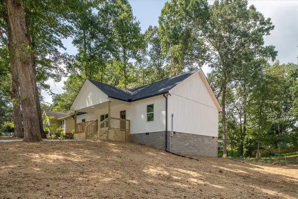 300 Devin Dr, Lawrenceburg, TN 38464