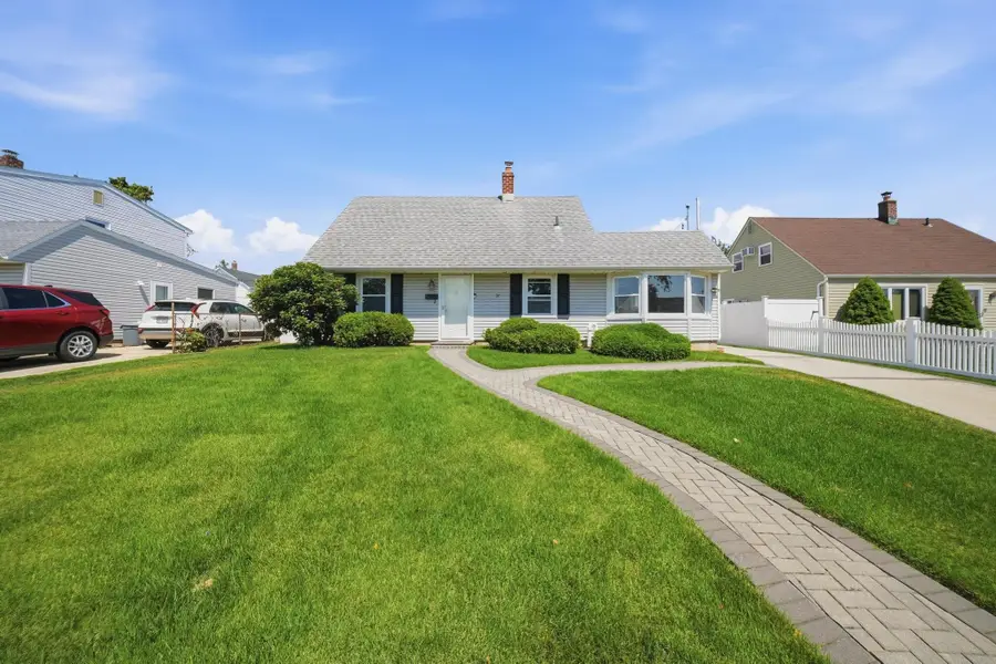 37 Gun Lane, Levittown, NY 11756 - #2