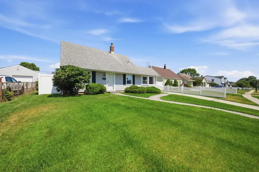 37 Gun Lane, Levittown, NY 11756 - #3