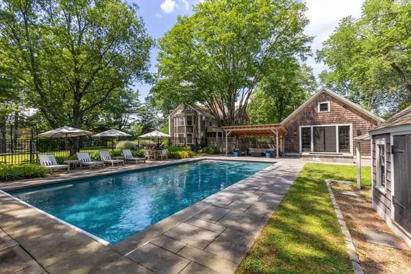29 Pleasant St, Hingham, MA 02043