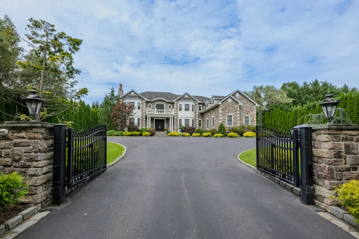 10 Meadow Glen Road, Fort Salonga, NY 11768 - #1
