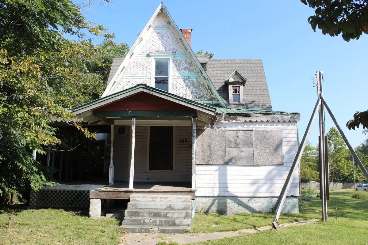 409 E College Street, Aurora, MO 65605 - #1