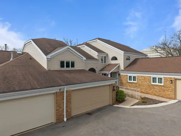 10 S LAWRENCE COURT, Appleton, WI 54911