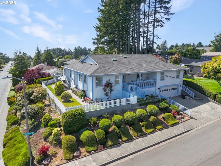 815 Crestwood Pl, Brookings, OR 97415 - #2