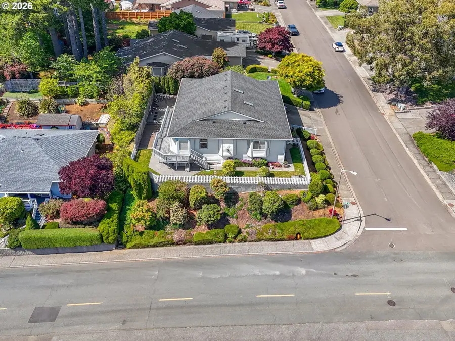 815 Crestwood Pl, Brookings, OR 97415 - #3